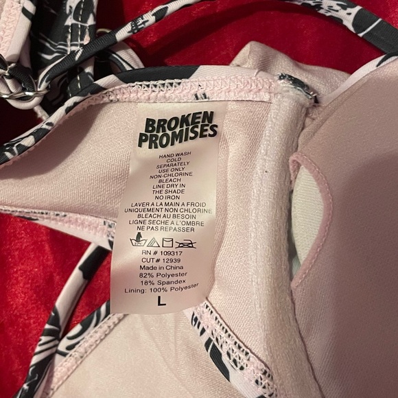 Bikini top purple with grim reaper pattern. Zumes Broken Promises size L. - Picture 3 of 3